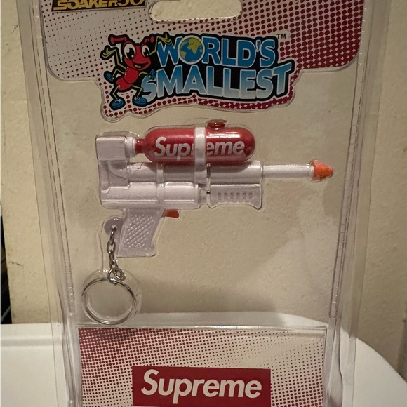 Supreme Other - Supreme Super Soaker 50 Water
Blaster Keychain SS19 BRAND NEW World's Smallest